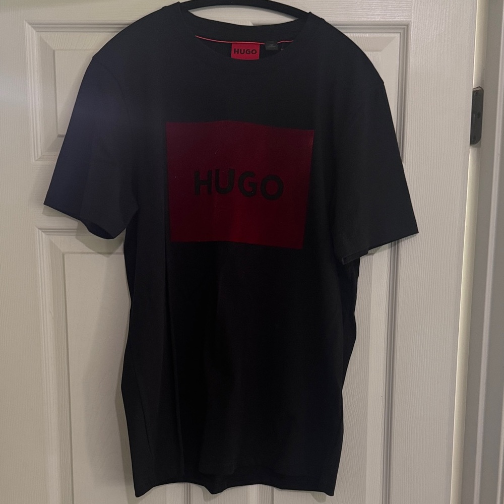 HUGO Men's Black and Dark Red Tee